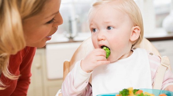 199746-baby-feeding-herself