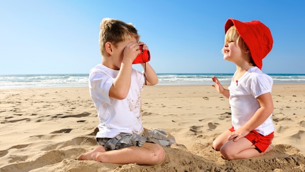 kids-taking-photos-on-the-beach