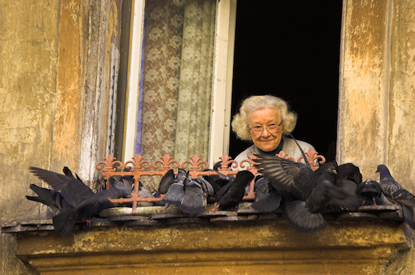 Old_woman_feeding_birds